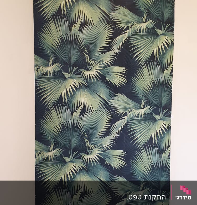 טפט עם דוגמת עלים ירוקים על רקע כהה